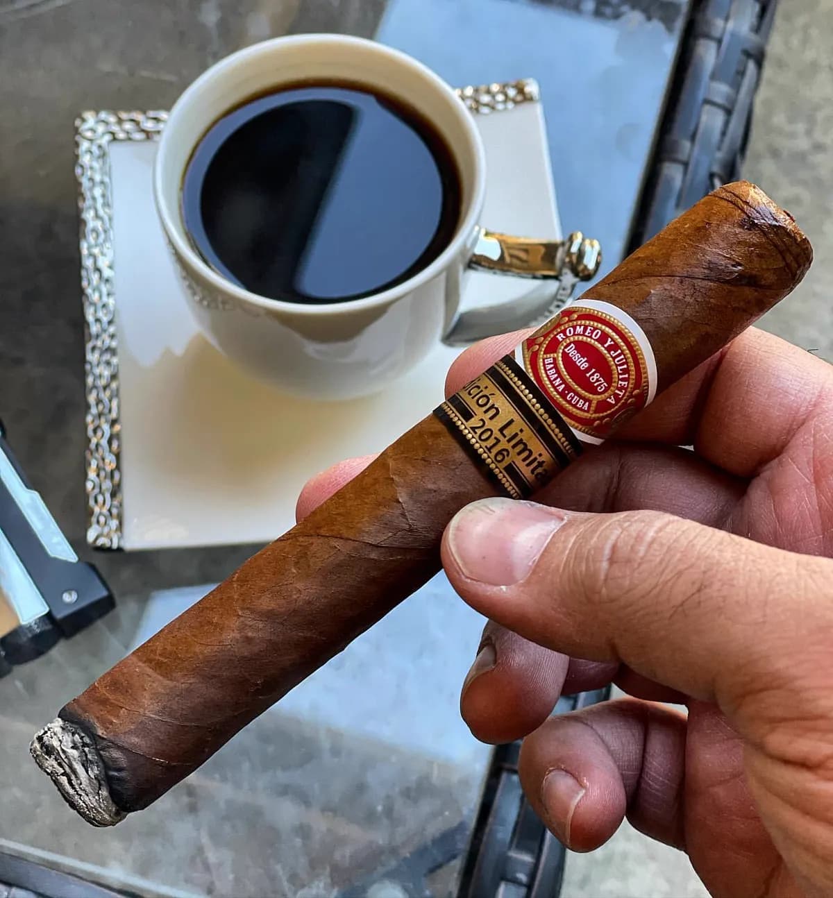 Romeo y Julieta Edición Limitada cigar beside a cup of coffee