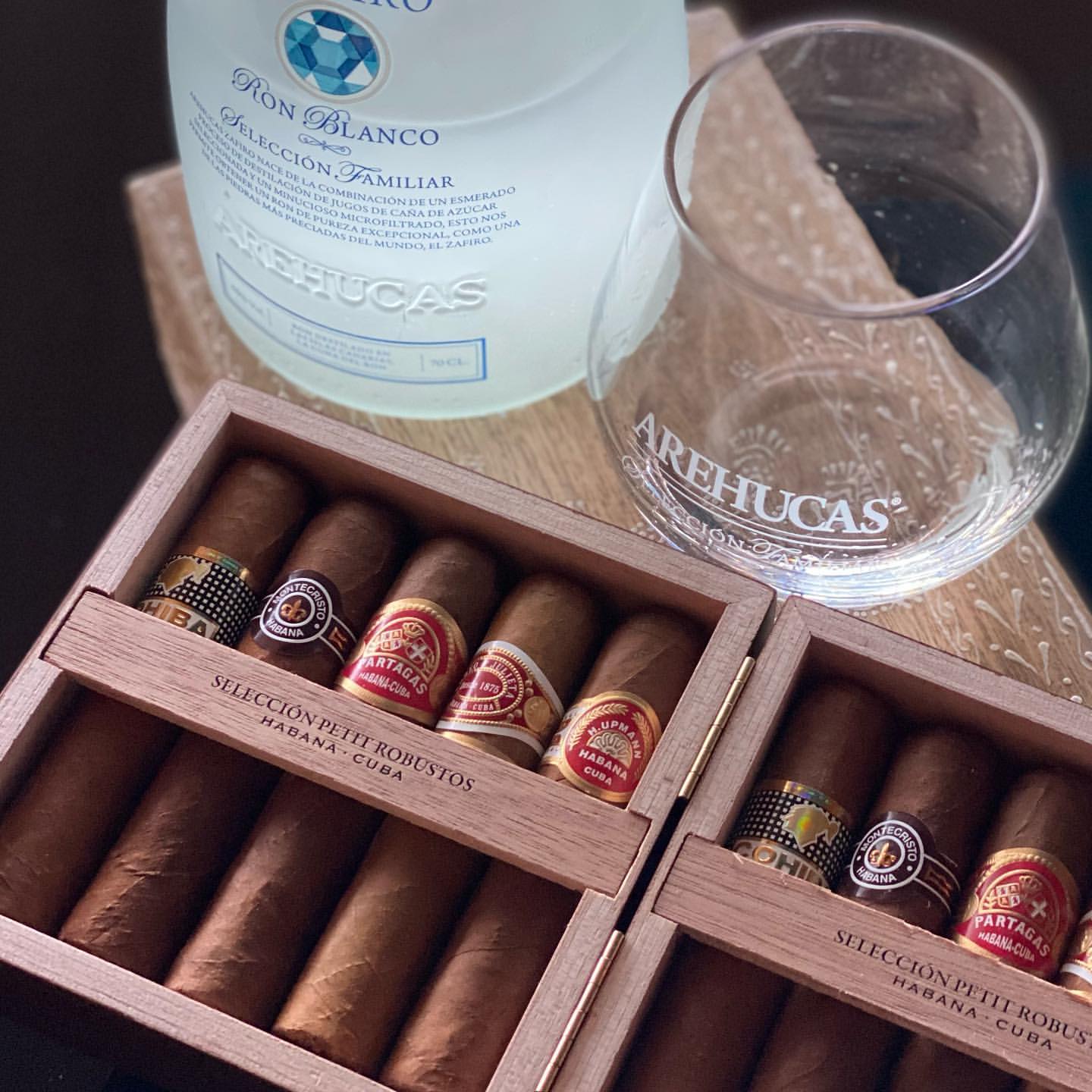 Lunes con Arehucas y habanos. #lunes #arehucasron #arehucas #areucasblanco #habanosathome #puros #cohibacigars #montecristono2 #romejoyjulieta #partagasd4 #human #cigarette #puroshabanos #cuba???? #mexicocity #mexico #cerveza #cervezamexicana #beer #ron #roncanario #cubalibre #cubata #fiestoron #cubanosencanarias #cubanosenespaña #cubanosenelmundo #cubanosenmiami #miami #torcedoras